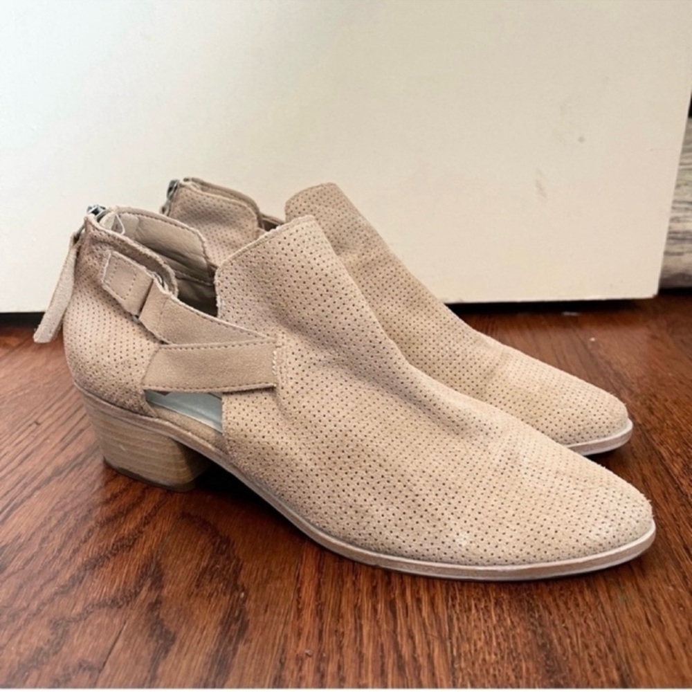 Dolce Vita Koree Ankle Booties Suede Light Taupe Boots 
Size 9